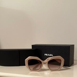 Prada Sunglasses SPR-16W